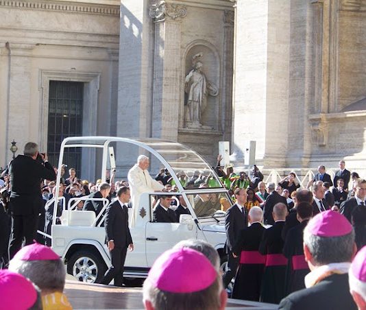 Benedicto en Papamóvil