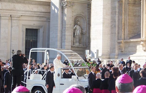 Un teólogo cuenta su experiencia en el Concilio Vaticano II Benedicto en Papamóvil
