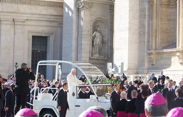 Un teólogo cuenta su experiencia en el Concilio Vaticano II Benedicto en Papamóvil