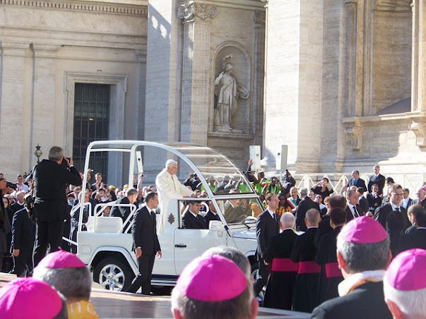 Benedicto en Papamóvil