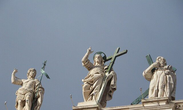 Por qué rezarle a los santos: sentido, fundamento y práctica católica Jesús y los santos