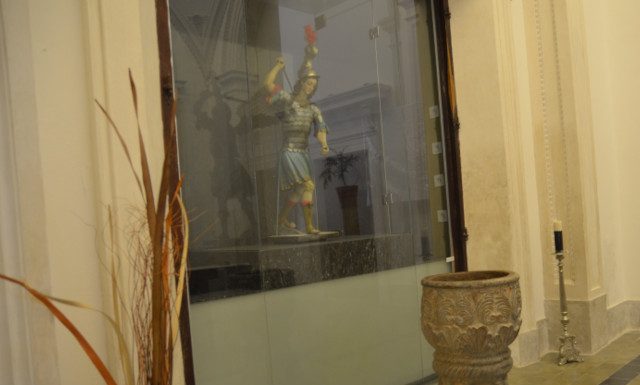 Jesuíticas Pila Bautismal y San Miguel en la Capilla Norte San Miguel y pila bautismal