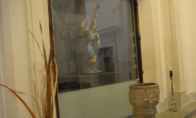 Jesuíticas Pila Bautismal y San Miguel en la Capilla Norte San Miguel y pila bautismal