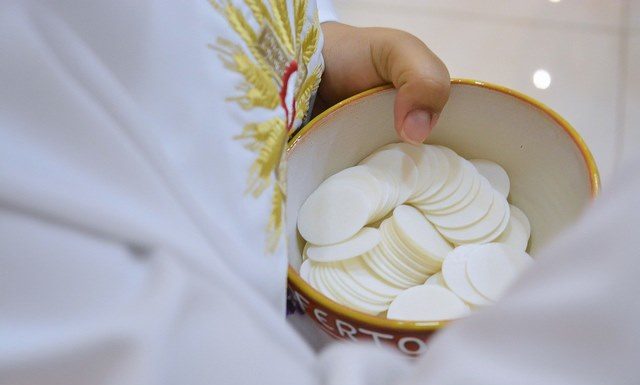 3 Tips para comulgar con la mano