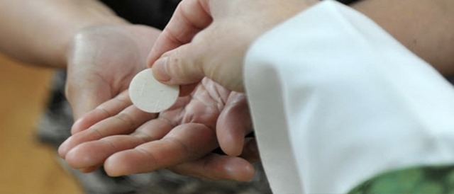 La Comunión en la mano en tiempo de pandemia comunion mano