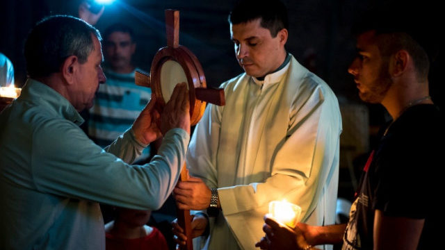 Cielo y tierra en adoración a Jesús