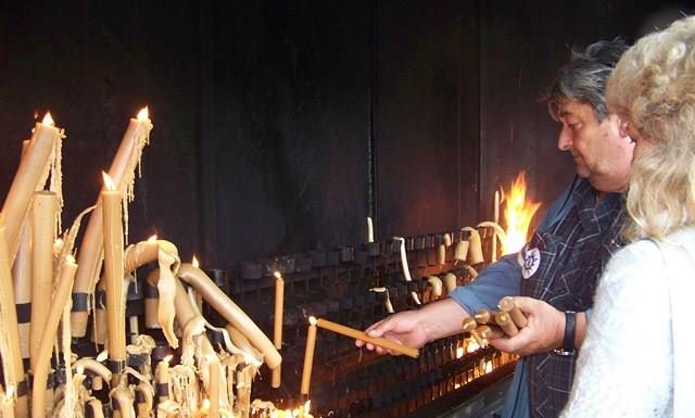 ¿Se puede prender una vela a un santo? encender una vela a un santo