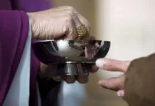 La conciencia y el capricho en la comunión eucarística con la mano Comunión en la mano