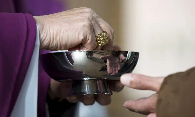 La conciencia y el capricho en la comunión eucarística con la mano Comunión en la mano