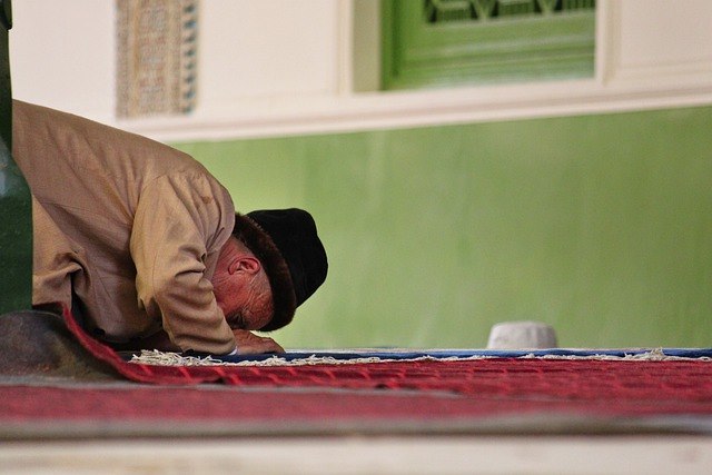 Hombre musulmán rezando
