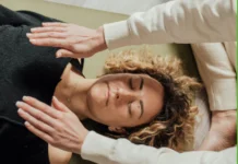 El reiki es INCOMPATIBLE con la fe cristiana REIKI - MANOS- Imposición