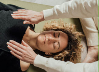 El reiki es INCOMPATIBLE con la fe cristiana REIKI - MANOS- Imposición