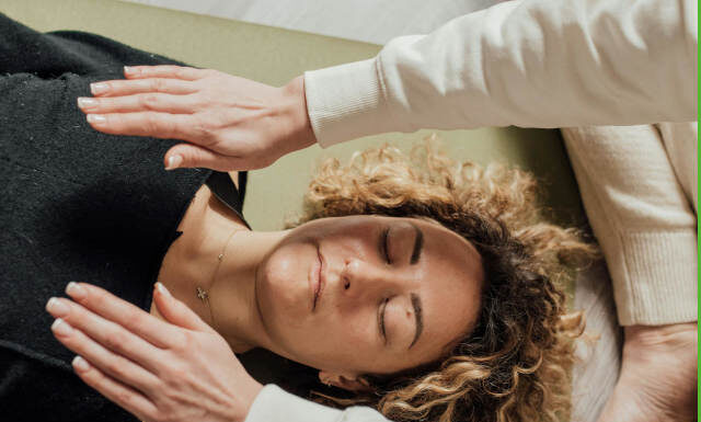 El reiki es INCOMPATIBLE con la fe cristiana REIKI - MANOS- Imposición