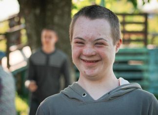 ¿Se puede dar la Comunión a una niña con Síndrome de Down? Catequesis especial