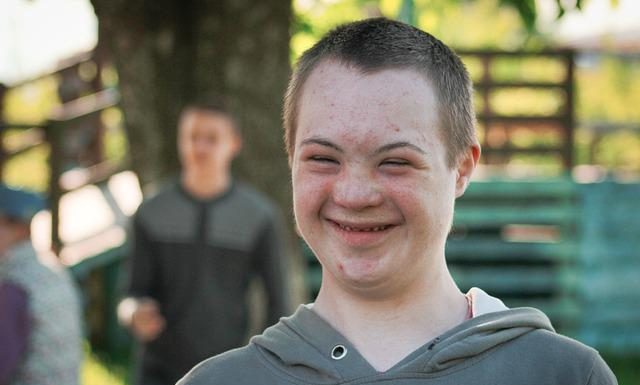 ¿Se puede dar la Comunión a una niña con Síndrome de Down? Catequesis especial